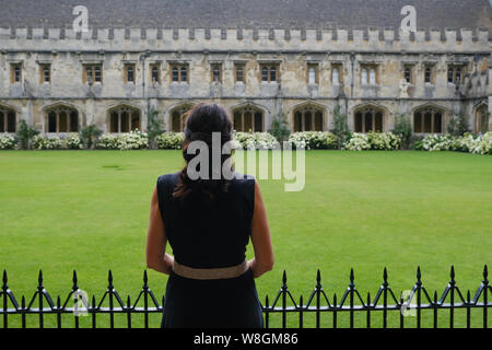 Recherche à travers le cloître du Magdalen College à Oxford Banque D'Images