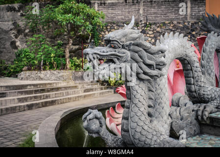 Dragon Sculpture de temple bouddhiste en Brahma Vihara-Arama Banjar à Lovina, Bali, Indonésie. Banque D'Images