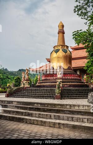 Petit temple stupa bouddhiste Brahma Vihara-Arama dans Banjar à Lovina, Bali, Indonésie. Banque D'Images