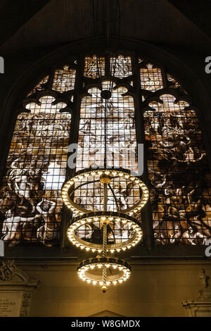 Sepia vitrail dans la chapelle de Magdalen College, qui fait partie de l'Université d'Oxford Banque D'Images