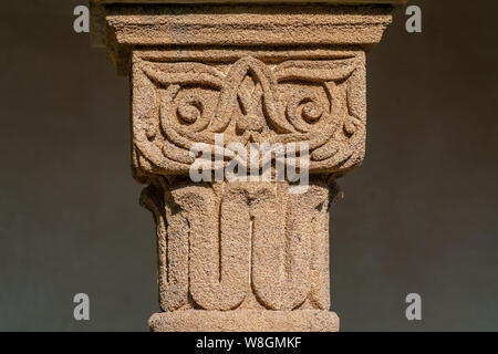 Détails d'une colonne de grès sculpté magnifiquement décorée Banque D'Images