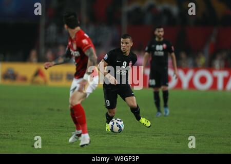 Rodrigo Jose Lima dos Santos de l'eau, Al Ahli centre, dribbles contre la Chine, Guangzhou Evergrande lors de leur deuxième match de finale de l'AFC Champi Banque D'Images