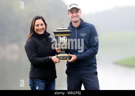 Golfeur écossais Russell Knox, droit, pose avec son trophée de champion après avoir remporté le 2015 WGC-HSBC Champions tournoi de golf à Shanghai, Chine, 8 pas de Banque D'Images