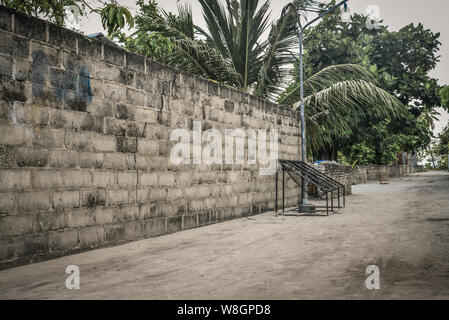 Dans la rue vide village traditionnel des Maldives sur l'atoll de Baa, l'île Fehendhoo Banque D'Images