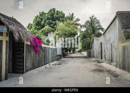 Dans la rue vide village traditionnel des Maldives sur l'atoll de Baa, l'île Fehendhoo Banque D'Images