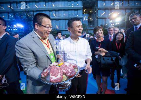 Jack Ma Yun, centre, Président du Groupe d''Alibaba, pose avec biftecks au cours de la cérémonie de signature d'un accord de coopération stratégique entre marché temporaire.miao Banque D'Images