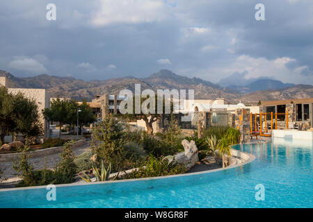 Greece-October,Ierapetra Crete,14,2018 : Ostria Beach Resort & Spa All Inclusive de luxe est l'hôtel en bord de mer sur la côte sud de la Crète Banque D'Images