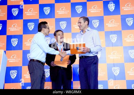 Joseph Tsai, gauche, co-fondateur et Vice-Président du Groupe d''Alibaba, serre la main de CIP-12 Commissaire Larry Scott, droit, à une conférence de presse Banque D'Images