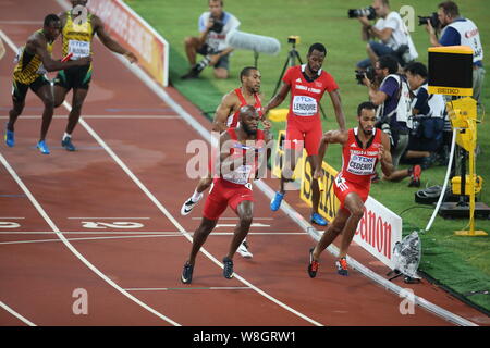 Lashawn Merritt des États-Unis, avant gauche, fait concurrence à l'épreuve du relais 4x400m lors de la finale 2015 de Beijing es Championnats du monde à la NAT Banque D'Images