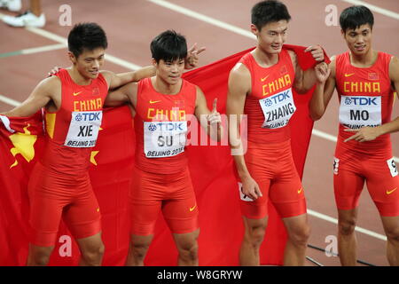 (De gauche) Xie Zhenye, Su Bingtian, Zhang Peimeng et Mo Youxue de Chine's men's 4x100m relais team célébrer après avoir remporté le runner-up de la Men's Banque D'Images