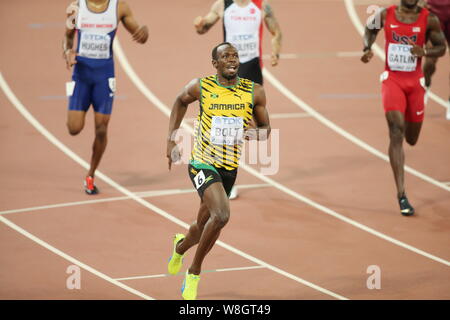 Usain Bolt de la Jamaïque, avant, réagit après avoir remporté le 200m masculin au cours de la finale des Championnats du monde IAAF 2015 Beijing au Stade National, également Banque D'Images