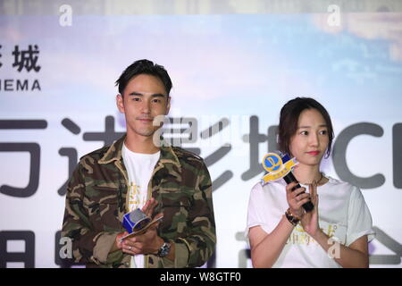 L'actrice chinoise Bai Chongtou, droite, s'exprime en tant qu'acteur taïwanais Ethan Juan assister à un événement promotionnel pour leur film "Les villes en amour' dans la ville de Qingdao Banque D'Images