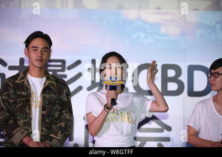 L'actrice chinoise Bai Chongtou, droite, s'exprime en tant qu'acteur taïwanais Ethan Juan écoute durant un événement promotionnel pour leur film 'Les villes dans l'amour' à Qing Banque D'Images