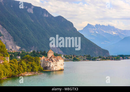 Château de Chillon historique suisse à Montreux. Situé sur une île sur le lac de Genève, Suisse. Belle vue et attraction touristique populaire. Banque D'Images