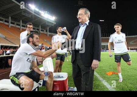 Gareth Bale du Real Madrid, gauche, accueille le Président du Real Madrid Florentino Perez lors d'une session de formation dans la ville de Guangzhou, Guangdong de la Chine du sud p Banque D'Images