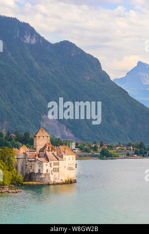 Historique de la photographie verticale dans le château de Chillon Montreux Suisse. Situé sur une île sur le lac de Genève, Suisse. Belle vue et populaire Banque D'Images