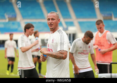 Philippe Mexes, centre, et les autres membres de l'équipe de l'AC Milan de prendre part à une session de formation pour la Coupe des Champions International 2015 dans la ville de Shenzhen, Banque D'Images