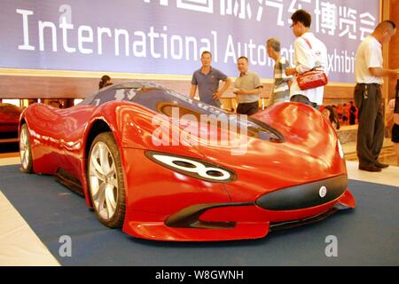 Les visiteurs regarder la voiture de sport électrique maison créé par de jeunes chinois Chen Yinxi pendant l'Exposition Internationale Automobile Hainan 2015 un Banque D'Images