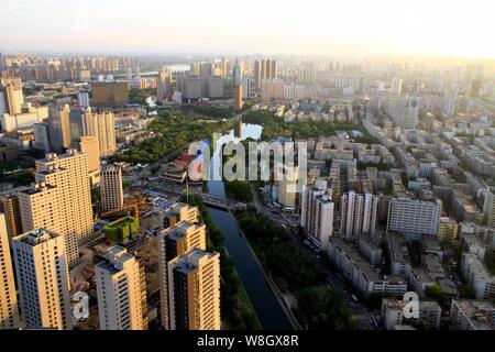 --FILE--vue générale d'immeubles de grande hauteur et les bâtiments résidentiels à Shenyang city, Liaoning Province du nord-est de la Chine, 19 mai 2015. La northe Banque D'Images