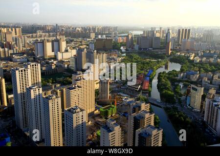 --FILE--vue générale d'immeubles de grande hauteur et les bâtiments résidentiels à Shenyang city, Liaoning Province du nord-est de la Chine, 19 mai 2015. La northe Banque D'Images