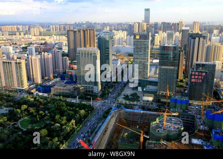 --FILE--vue générale d'immeubles de grande hauteur et les bâtiments résidentiels à Shenyang city, Liaoning Province du nord-est de la Chine, 19 mai 2015. La northe Banque D'Images