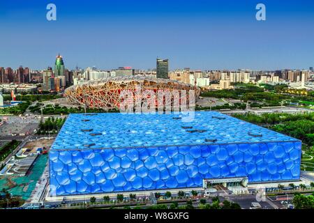 Vue sur le stade national de Beijing, de retour, aussi connu sous le nom de nid d'oiseau, et le Centre national de natation de Pékin, également connu sous le nom de Cube d'eau, dans Banque D'Images