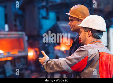 Les travailleurs de l'aciérie de l'usine métallurgique. Banque D'Images