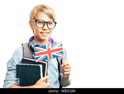 Happy kid blonde allant à l'école avec l'Union Jack Banque D'Images