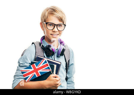 Smiling blonde enfant à lunettes est sur le point d'apprendre l'anglais Banque D'Images