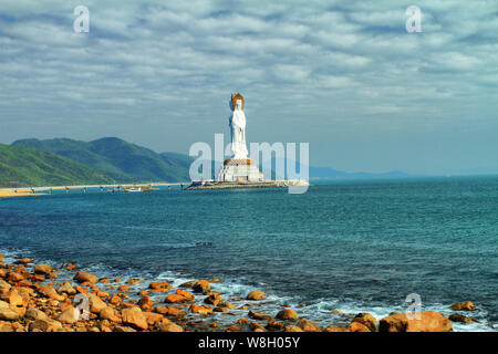 --FILE--Vue sur le 108 mètres, statue de la Déesse Guanyin à l'endroit pittoresque de Nanshan dans la ville de Sanya, province de Hainan en Chine du sud, le 20 décembre 2013. T Banque D'Images