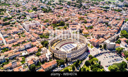 Drone aérien Pula shot. L'Arène est le seul amphithéâtre Romain d'avoir quatre tours latérales et avec les trois ordres d'architecture romaine enti Banque D'Images