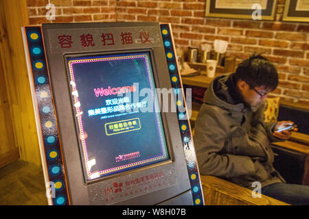 Une machine de numérisation est vu dans un restaurant offrant des repas gratuits pour les clients qui gagner des points pour leur ressemble à Zhengzhou, Chine centrale Banque D'Images