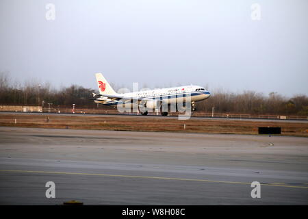 --FILE--un avion Airbus A320-200 d'Air China décolle à l'Aéroport International de Tianhe de Wuhan à Wuhan, Hubei Province du centre de la Chine, de 16 Banque D'Images