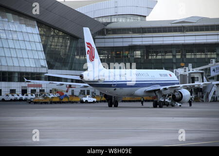 --FILE--un avion Airbus A320-200 d'Air China est photographié à l'Aéroport International de Tianhe de Wuhan à Wuhan, Hubei Province du centre de la Chine, 16 Banque D'Images