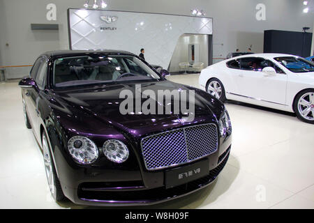 --FILE -- Une nouvelle Bentley Flying Spur Bentley et d'autres voitures sont sur l'affichage à une expo à Beijing, Chine, 11 octobre 2014. Le constructeur automobile allemand Volkswagen beg Banque D'Images