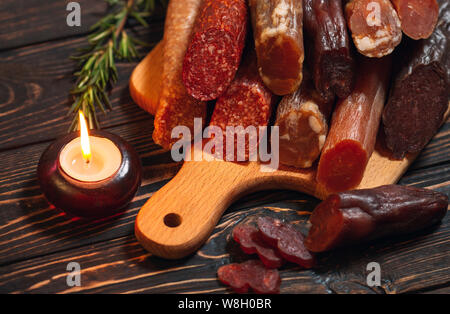 Différents types de saucisses et produits de viande sur une planche en bois Banque D'Images