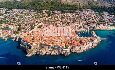 Dobrovnik, la Croatie d'en haut - vue aérienne avec des drones de la ville historique de Dubrovnik. Les murs de la ville, mer bleue et le port. Banque D'Images