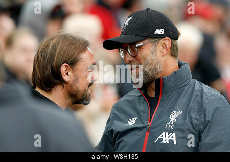 Norwich City manager Daniel Farke (à gauche) et Liverpool manager Jurgen Klopp avant le premier match de championnat à Anfield, Liverpool. Banque D'Images