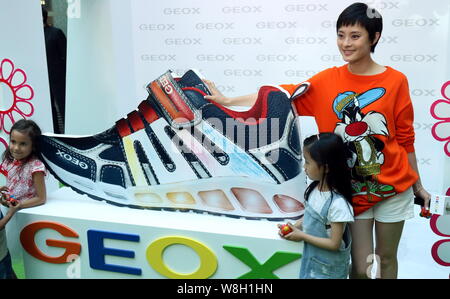 L'actrice chinoise Li Sun, droite, pose avec les jeunes filles à un événement promotionnel pour chaussures GEOX à Shanghai, Chine, 22 mai 2015. Banque D'Images