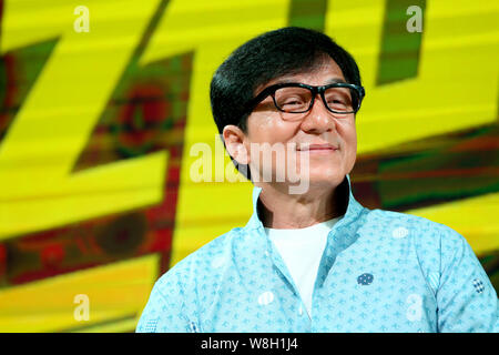 --FILE--Hong Kong star action Jackie Chan sourit lors d'une conférence de presse pour son film "kiptrace» au cours du 18e Festival International du Film de Shanghai Banque D'Images