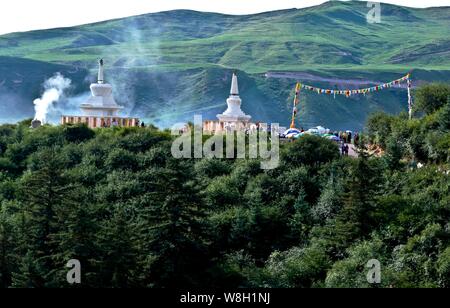 Les touristes visitent le temple au cours de l'ensoleillement Mati de Bouddha Festival (Shaifo Jie) dans Sunan Yugur comté autonome du nord-ouest de la Chine, la province de Gansu, 30 J Banque D'Images