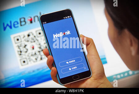 --FILE--un résident chinois local utilise l'application mobile de la banque en ligne chinois de WeBank sur son smartphone à Jinan City, Shandong province de Chine orientale, Banque D'Images