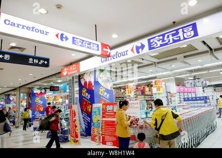 --FILE--les clients chinois sont des achats dans un supermarché Carrefour à Shanghai, Chine, le 29 avril 2015. Carrefour, le plus grand détaillant, sur Thursd Banque D'Images