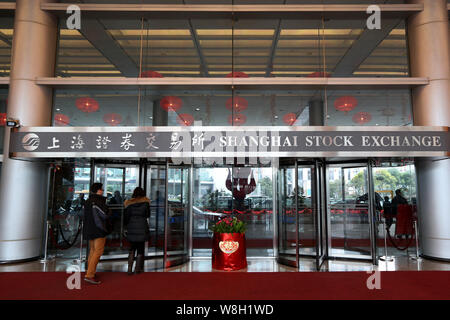 --FILE -- les gens quittent la Bourse de Shanghai dans le quartier financier de Lujiazui à Pudong, Shanghai, Chine, 15 janvier 2015. Le Shanghai Stock Banque D'Images