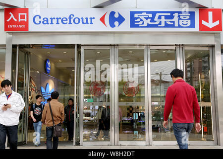 ---Fichier-clients chinois faire du shopping dans un supermarché Carrefour à Shanghai, Chine, le 29 avril 2015. Carrefour, le plus grand détaillant, sur Thursda Banque D'Images