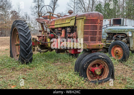 Old vintage tracteur agricole abandonné dans un champ agricole portes ouvertes sur une image en gros plan d'hiver Banque D'Images