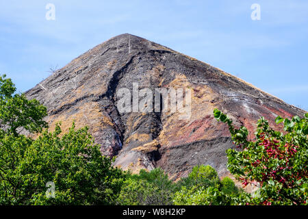 Le crassier - le tas -, dernière demeure des quatre mines de charbon fermées, Alès, Gard, France Banque D'Images