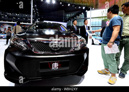 --FILE--visiteurs regardez une BYD Tang plug-in Hybrid SUV lors du 16ème Salon International de l'Automobile International de Shanghai, également connu sous le nom de Shang Auto Banque D'Images