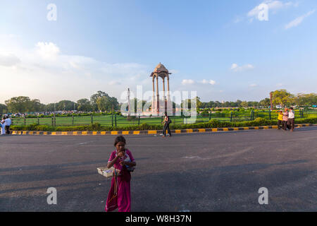 Girl vendeur dans la porte de l'Inde, New Delhi, Inde Banque D'Images