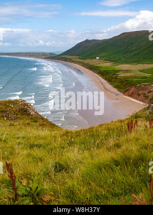 Rhossili Bay à l'égard du nord de la plage Llangennith clifftops. Rhossili vers le bas est au-dessus de la baie sur la droite. AONB, Gower, Pays de Galles, Royaume-Uni. Banque D'Images